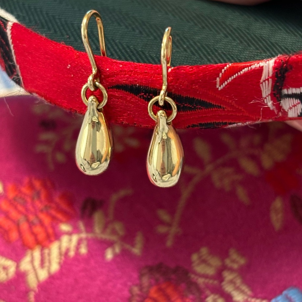 AUTHENTICATED 18k Tiffany Elsa Peretti Tear Drop Dangle Earrings With Fishhook